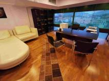 Ambulatorio odontoiatrico a livello strada con ampia vetrina d’ingresso