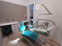 Ambulatorio odontoiatrico a livello strada con ampia vetrina d’ingresso Ambulatorio odontoiatrico a livello strada con ampia vetrina d’ingresso