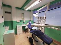 Ambulatorio odontoiatrico a livello strada con ampia vetrina d’ingresso